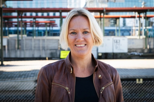 Portrettbilde av Elin Myrmel-Johansen som er kommunikasjonsdirektør i Vy ser i kamera.