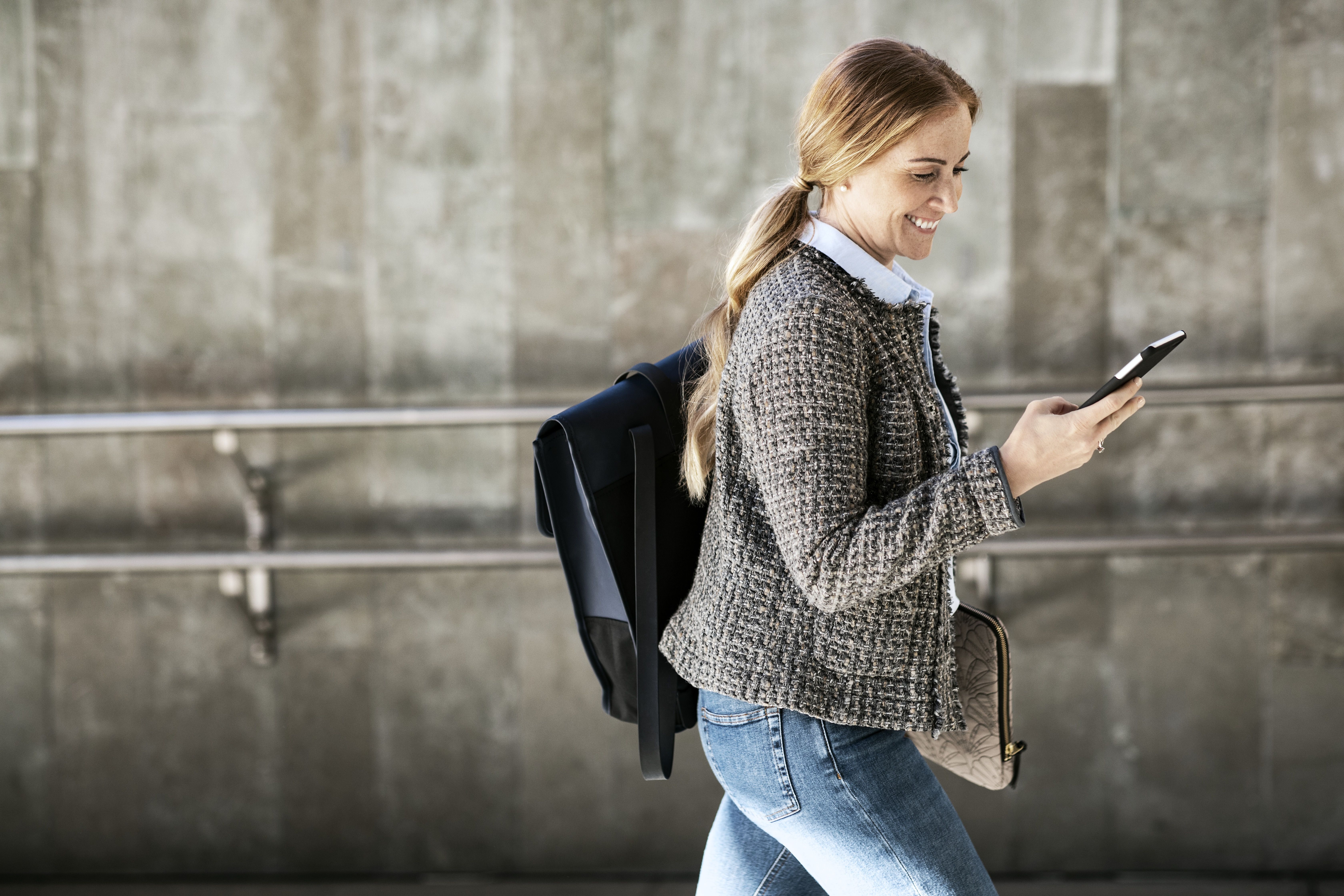 Kvinne ser på telefon