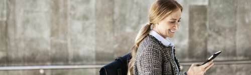 Kvinne ser på telefon