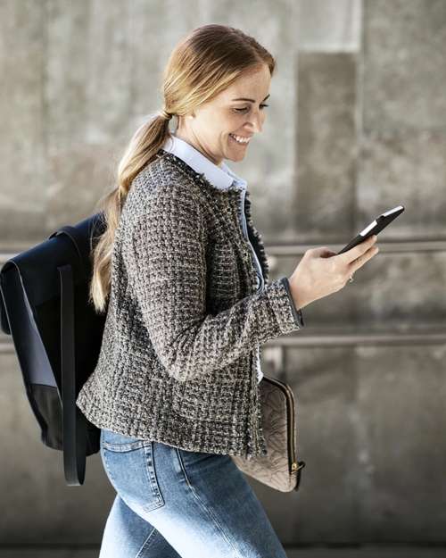 Kvinne ser på telefon