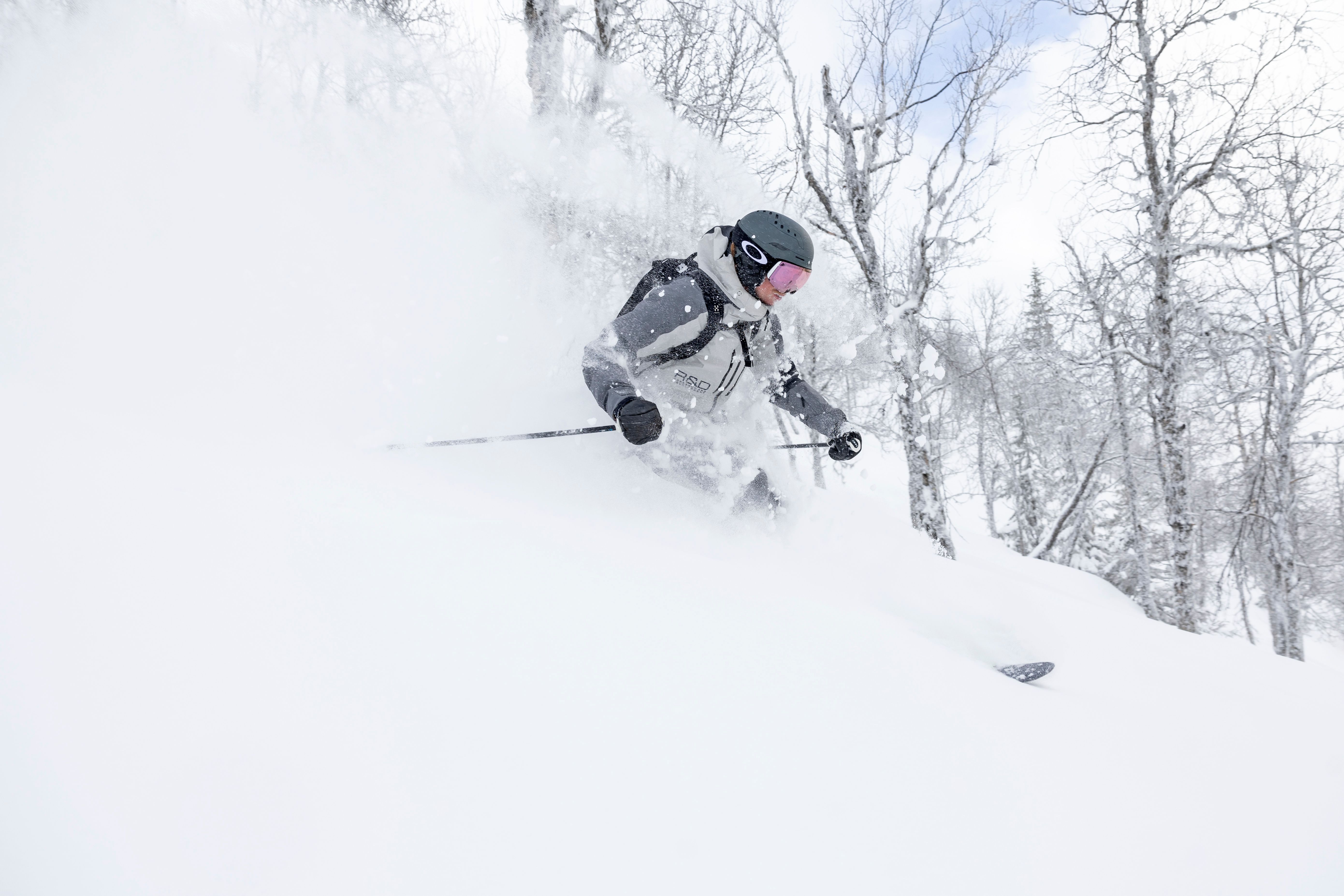 mann på ski ned fjell