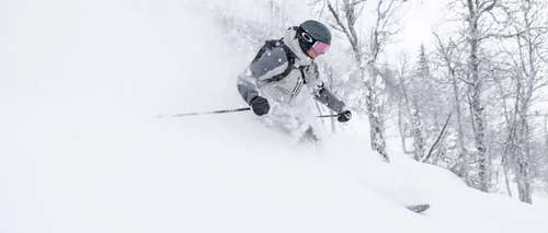 mann på ski ned fjell