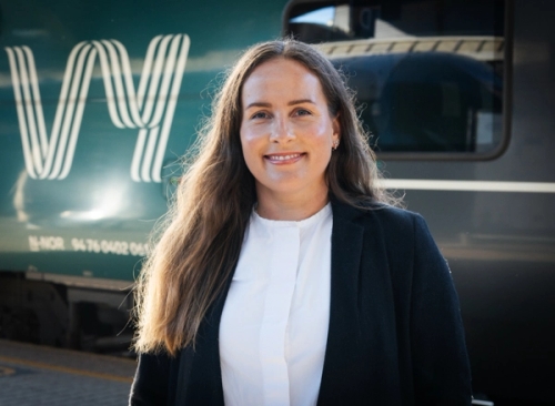 Portrettbilde av Siv Egger Westing som er kommunikasjonssjef i Vy ser i kamera.