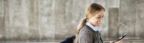 Kvinne ser på telefon