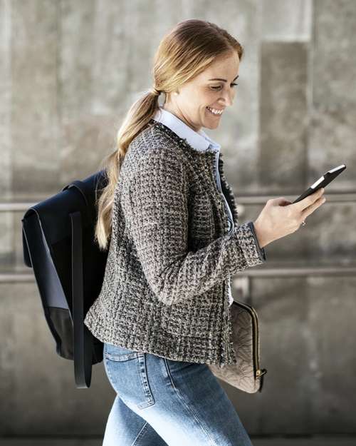 Kvinne ser på telefon