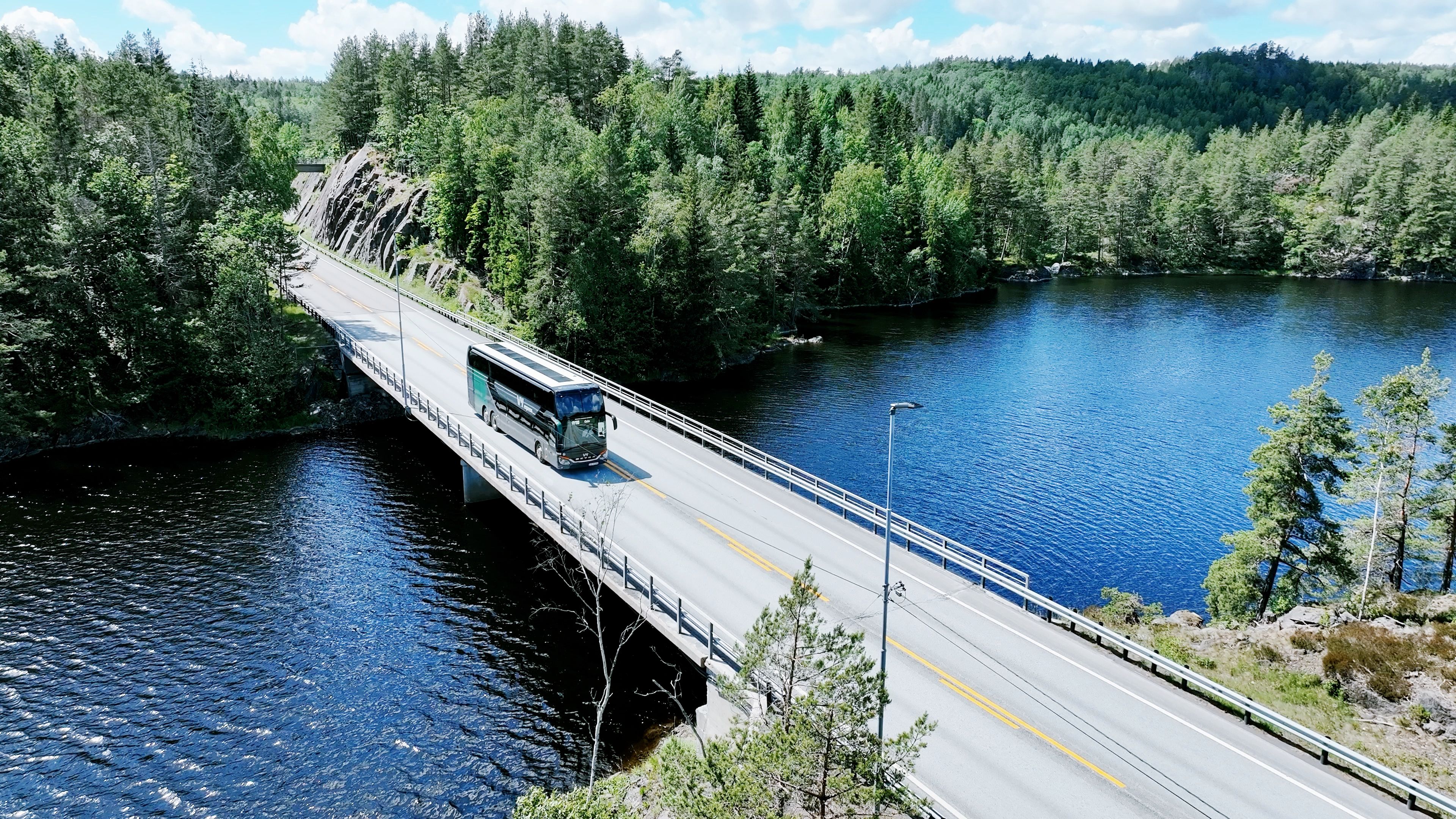 En dobbeldekker fra Vy parkert langs fjorden.