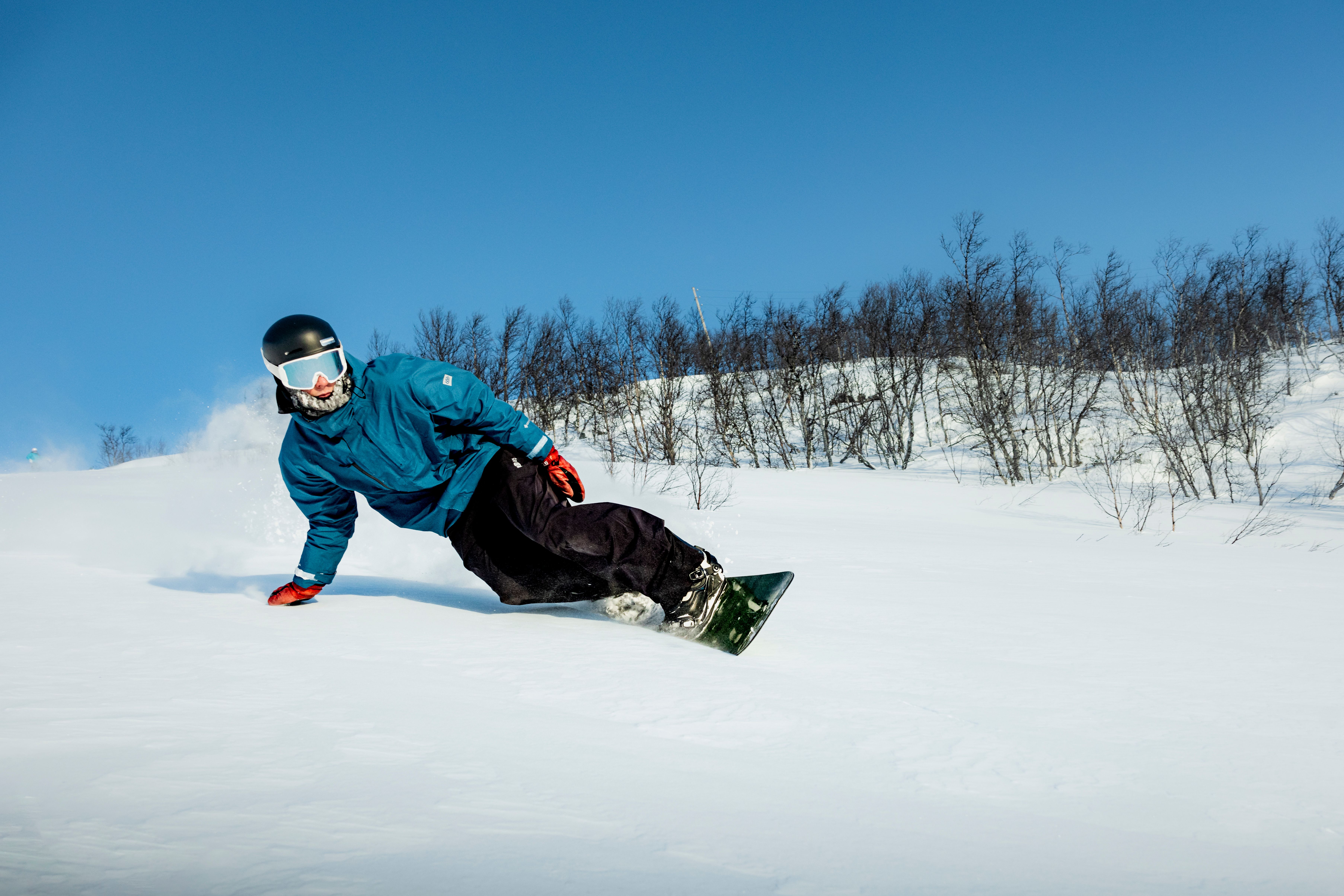 Person kjører snowboard