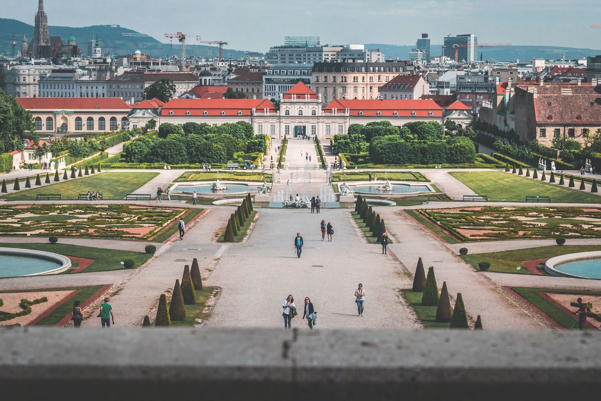Bilde fra Wien med Belvedere palass i bakgrunnen, og hager og veier i forgrunnen