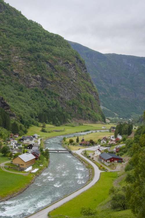 Elv som renner gjennom en dal.