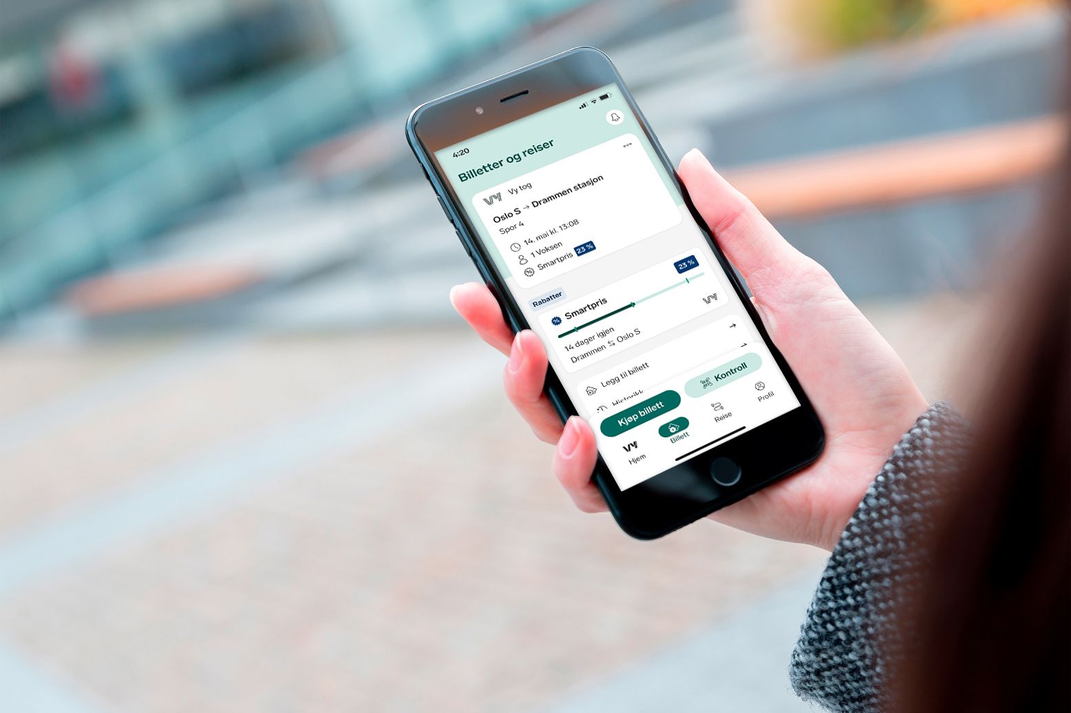 A hand holding a mobile where the screen shows Smartprice in the Vy app